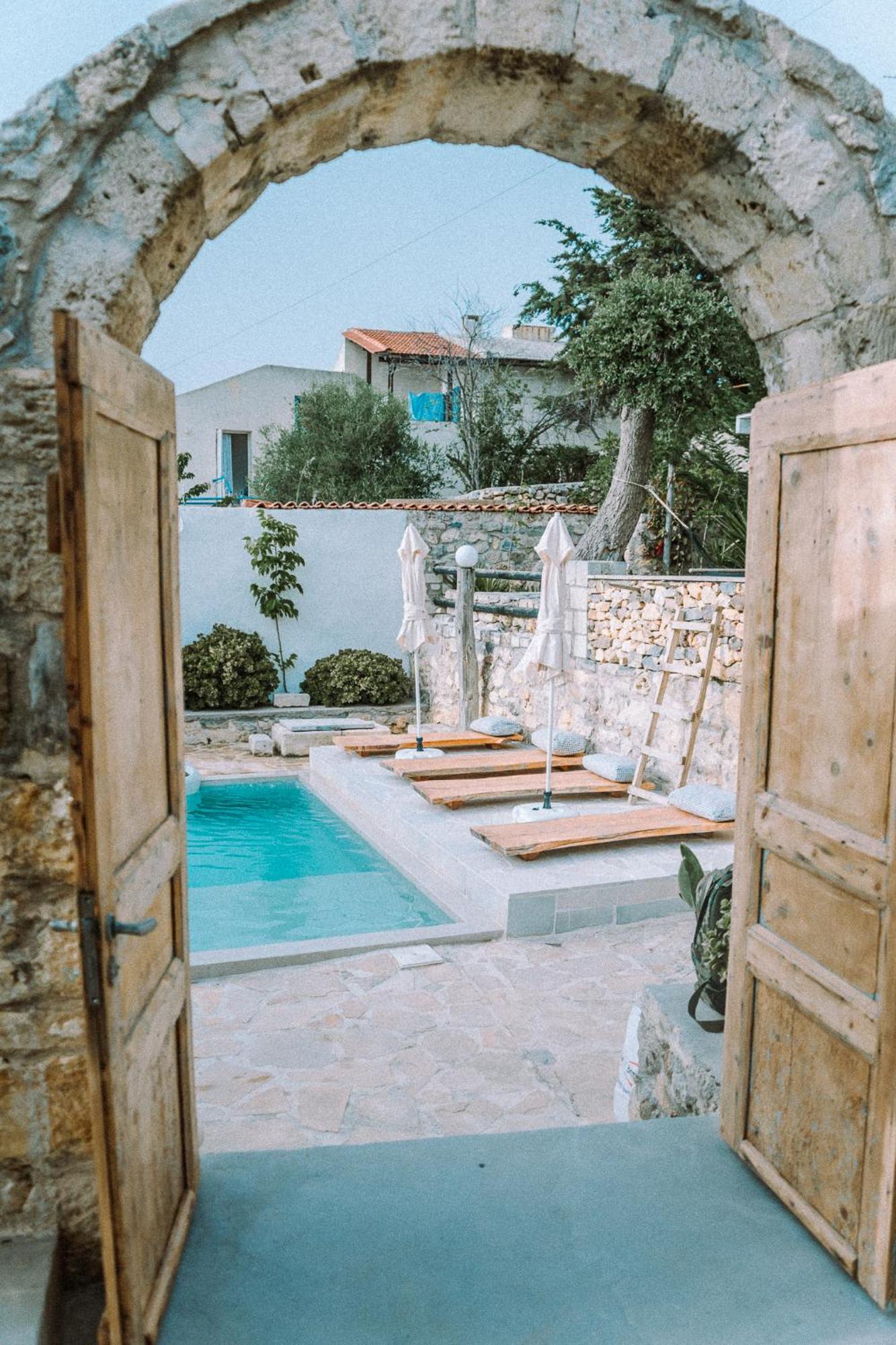 ArménoiAntonia'S Stonebuilt Mansion With A Private Pool别墅 外观 照片