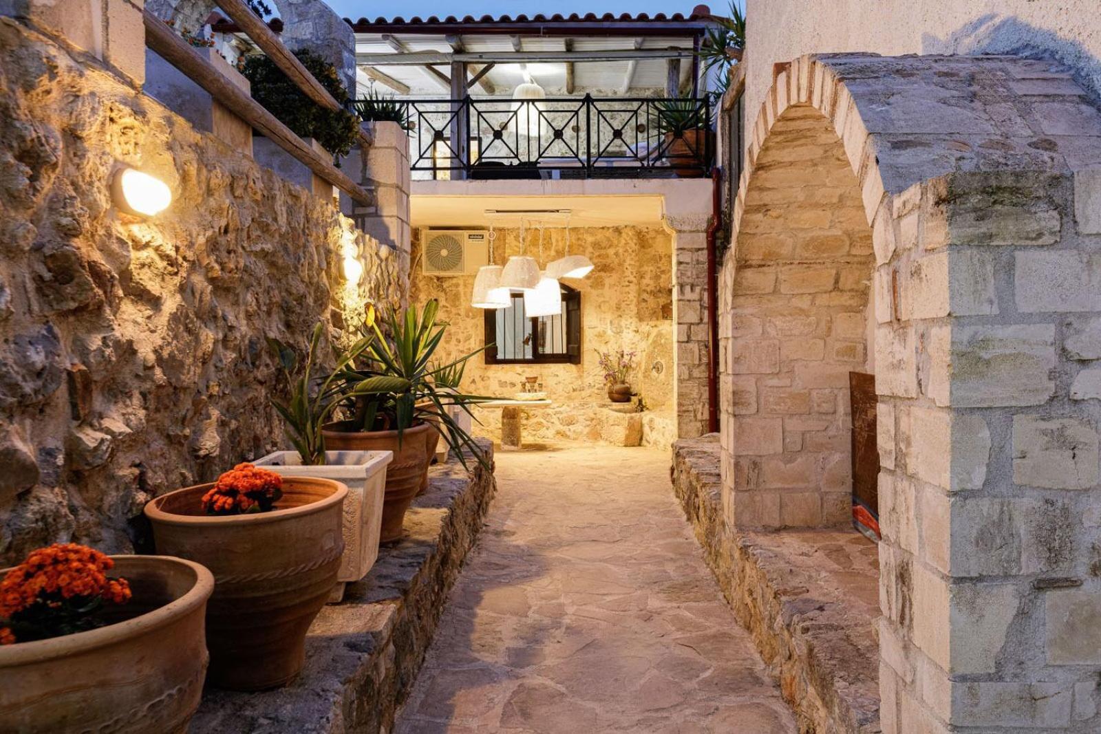ArménoiAntonia'S Stonebuilt Mansion With A Private Pool别墅 外观 照片